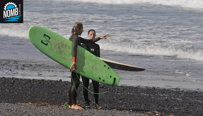 Surfheadcoach Angie giving tips to NOMB Surfer Tina on how to enter the water and catch more waves.